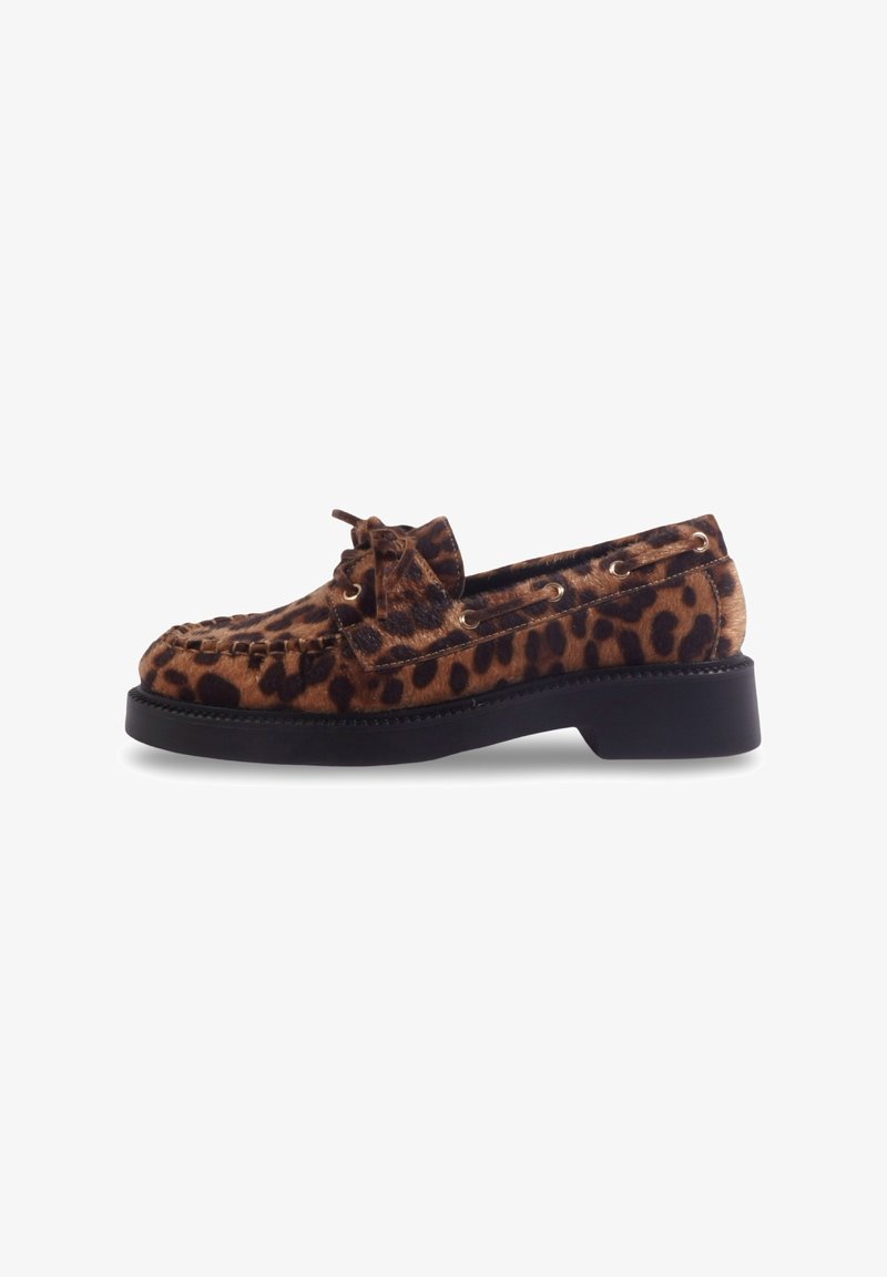 Mocassins à imprimé léopard avec un extérieur en feutre doux et texturé, semelle en caoutchouc noir et détail en nœud à l'avant. Comprend des œillets en métal.