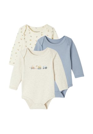 Set aus drei Langarm-Bodysuits aus weicher Baumwolle: ein helles Creme mit bedruckten Fahrzeugen, ein beiges mit Traktor-Motiv und ein hellblaues.
