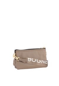 Borsa a tracolla in nylon marrone con chiusura a zip, hardware dorato e una tracolla con il testo "BOGNER" in bianco. Finitura testurizzata sul materiale.