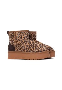 Botas de tobillo con estampado de leopardo, fabricadas en suave ante con suela de goma marrón. Cuentan con punta redonda y un tacón de bajo perfil. Acentos de tejido texturizado.