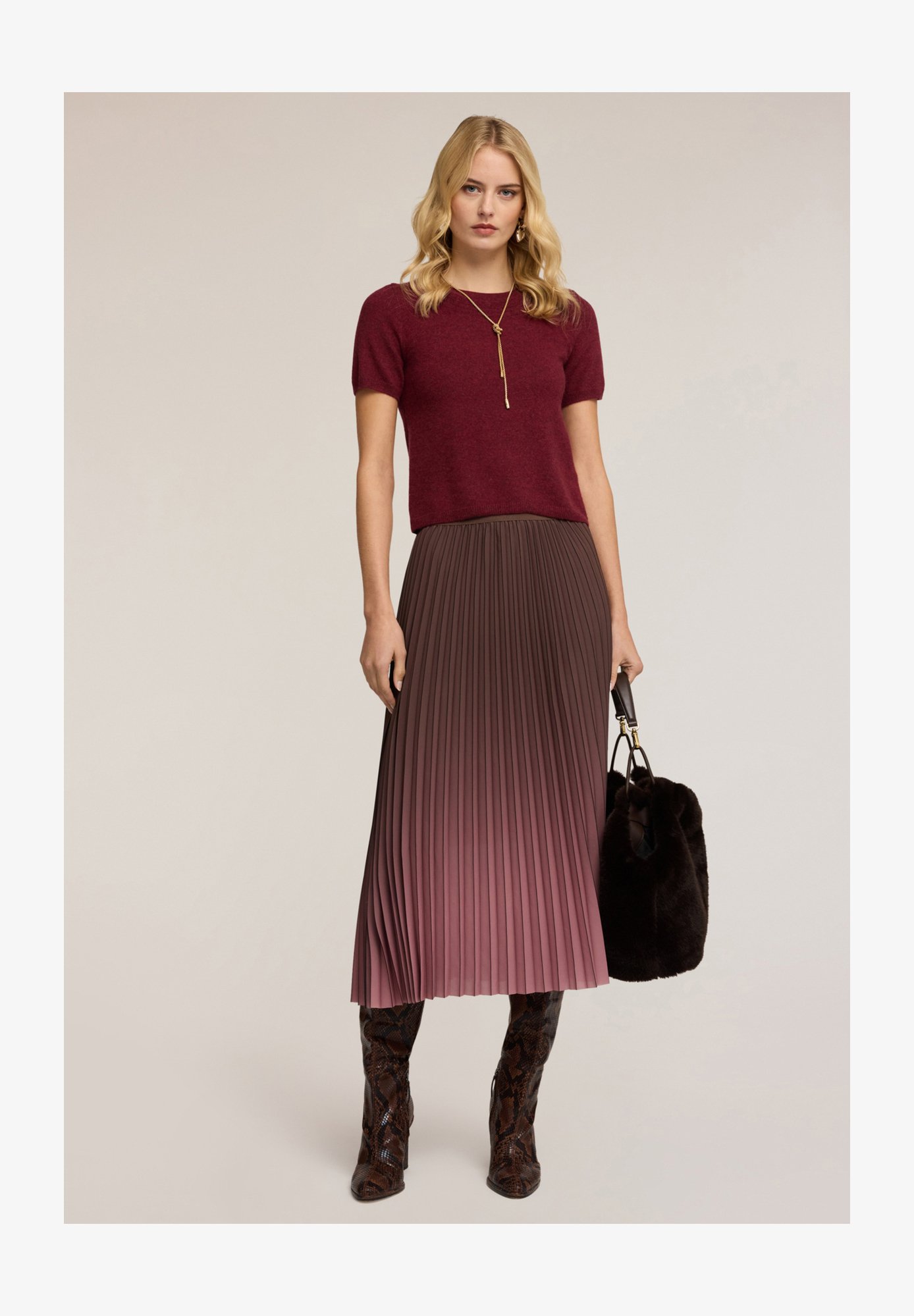 Maglietta Donna Estiva A Girocollo Con Stampa - Top Leggero In Cotone E Spandex, Maniche Corte, Colore Vinaccia/Rosso Vivo, Taglia M