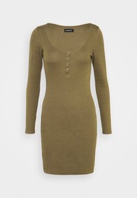 Olivgrön, långärmad ribbad stickad klänning med båtformad halsringning och knapppdetaljer på den främre placketen, knälång passform.