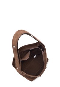 Bruine su�ède tote bag met een brede opening, enkele bovenhandgreep, en een binnenrugbepakte zak. Soepele textuur, minimalistisch ontwerp, en geen zichtbare hardware.