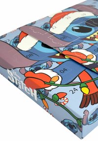 Disney Stitch Adventskalender in Blau, der Zeichentrickfiguren zeigt, nummerierte Türen hat und farbenfrohe Akzente wie Zuckerstangen und Weihnachtslichter bietet.