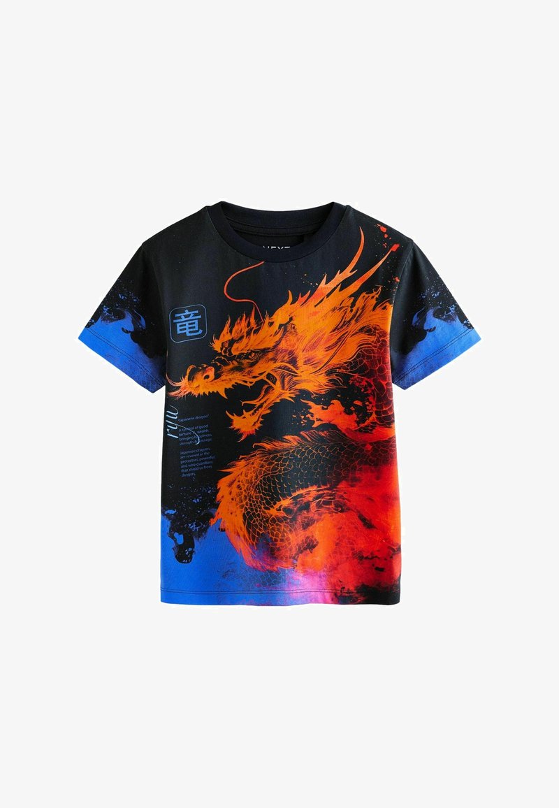 Melnā T-kreklā ir spilgts oranža un zilā drakona grafisks attēls. Izgatavots no kokvilnas, ar apaļu kakla izgriezumu un īsām piedurknēm.