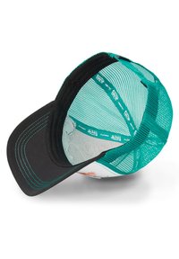 Casquette de camionneur avec une visière noire, arrière en maille verte et devant blanc avec un logo bien visible. Doublure intérieure avec une sangle ajustable.