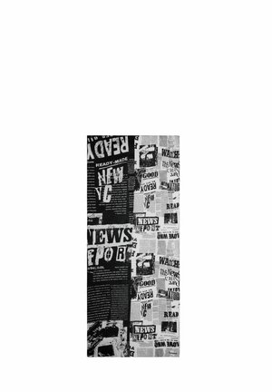 Textile noir et blanc avec imprimé style journal présentant des mots comme "NEWS," "READY," et "NEW YC" dans différentes polices et mises en page.