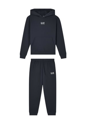 Tuta nera EA7 Emporio Armani composta da felpa con cappuccio e tasca frontale, abbinata a pantaloni jogger con vita elasticizzata.