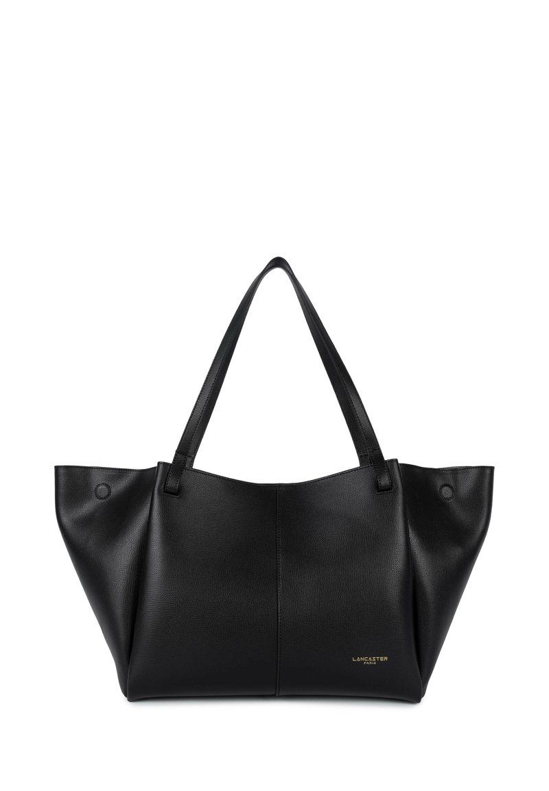 Sac cabas en cuir noir avec une texture lisse, une large ouverture, et deux longues bandoulières. Comprend un accent logo doré.