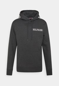 Sudadera gris oscura con un bolsillo frontal, capucha ajustable con cordón y la marca "HILFIGER" en blanco en el pecho. Textura de tela suave.