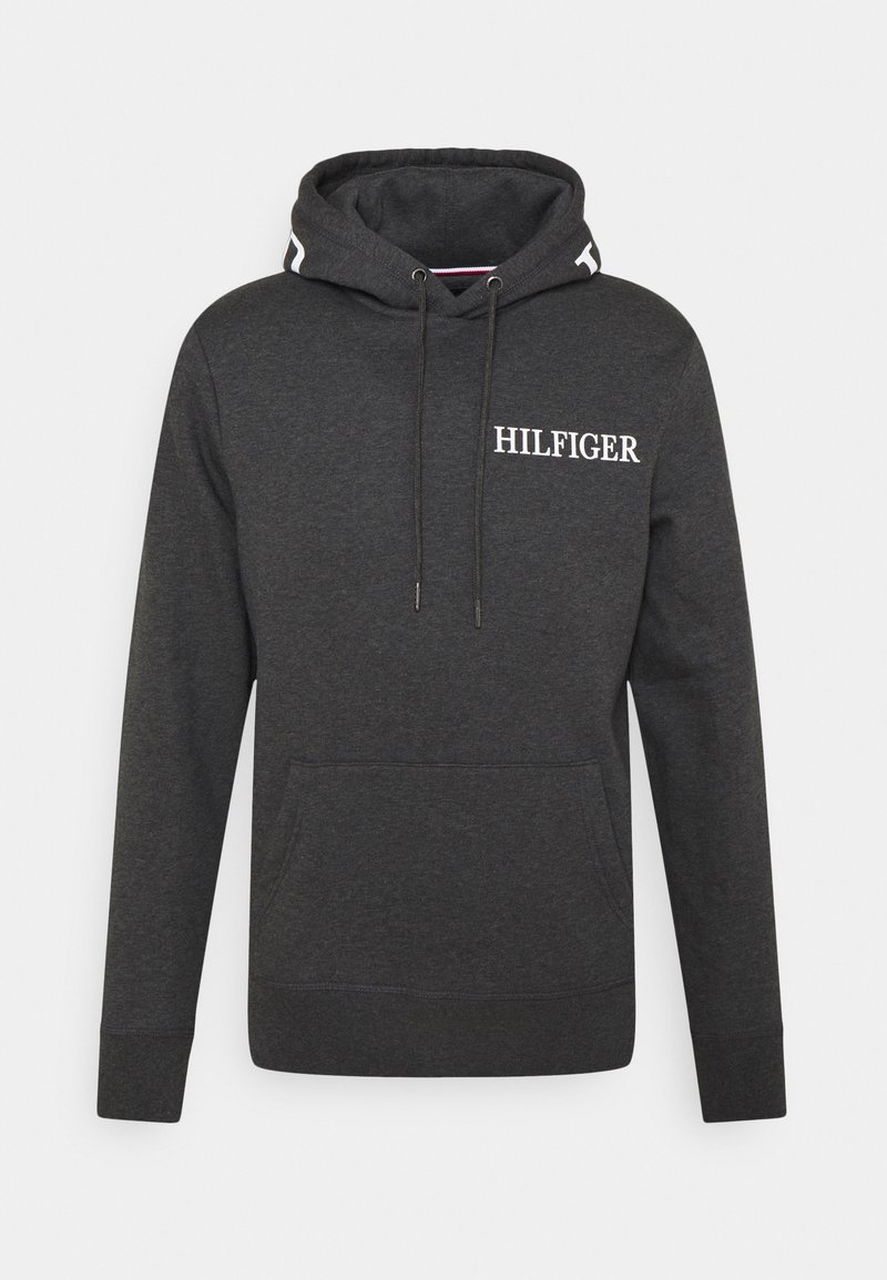 Sudadera gris oscura con un bolsillo frontal, capucha ajustable con cordón y la marca "HILFIGER" en blanco en el pecho. Textura de tela suave.