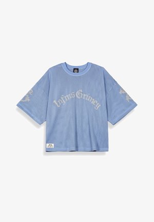 Jasnoniebieska siateczkowa koszula z krótkim rękawem z napisem "InfimsGrimey" w kremowym kolorze na przodzie oraz małą metką z logo przy krawędzi.