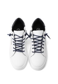 Sneakers in pelle bianca con lacci blu navy, punta tonda e design minimalista. Presentano una texture liscia e un logo sul lato.