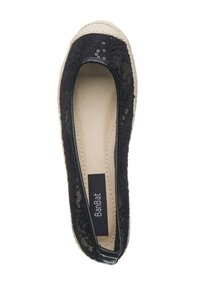 Bailarinas de encaje negro con puntera de yute trenzado, forma redondeada y un forro interior suave. Presenta sutiles lentejuelas cerca de la puntera.