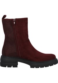 Bota de ante burdeos hasta el tobillo con un panel de malla texturizada, cremallera lateral y suela negra gruesa, con una punta ligeramente redondeada.