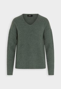 Pull tricoté à col en V de couleur vert foncé. Présente une texture côtelée et des manches longues, avec une coupe décontractée et sans éléments métalliques visibles.