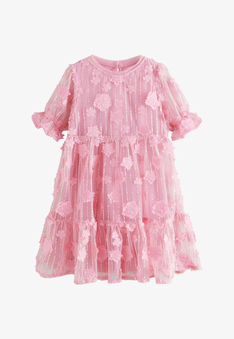 Rochie din tul roz cu aplicații florale, mâneci scurte puff și hem tierat cu volane. Prezintă detalii metalice cu dungi pe tot parcursul.