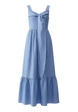 Vestido midi sin mangas de color azul claro con cintura fruncida, bajo con volantes y un gran lazo frontal en el pecho.