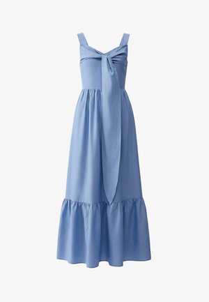 Vestido midi sin mangas de color azul claro con cintura fruncida, bajo con volantes y un gran lazo frontal en el pecho.