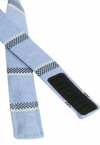 Blå stof seler med et ternet mønster og en solid sort Velcro-patch til fastgørelse. Glat tekstur med brede stropper.