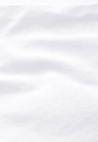 Tessuto bianco con una texture liscia, caratterizzato da pieghe sottili e un fine motivo a trama. Nessun motivo o componente hardware distinti visibili.