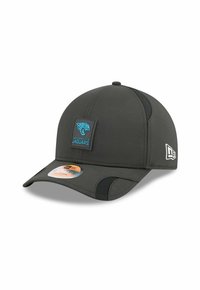 Schwarze Kappe mit einer runden Krone und gebogenem Schirm. Verfügt �über ein blaues Jacksonville Jaguars Logo-Patch und Netzseitenteile für Atmungsaktivität.