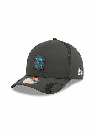 Schwarze Kappe mit einer runden Krone und gebogenem Schirm. Verfügt über ein blaues Jacksonville Jaguars Logo-Patch und Netzseitenteile für Atmungsaktivität.
