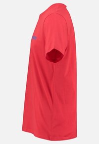 Rode katoenen t-shirt met korte mouwen en een ronde halslijn. Bevat een subtiele logo-accent in het blauw op de borst. Gladde textuur.