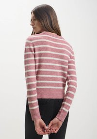 Maglione a righe rosa e bianche con orlo a coste, maniche lunghe e texture morbida. Vista posteriore che mette in risalto il taglio morbido e la semplicità del design.