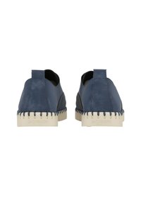 Chaussures en cuir bleu avec un bout rond, semelle en caoutchouc blanche contrastante et couture décorative le long du bord. La marque est visible sur le talon.