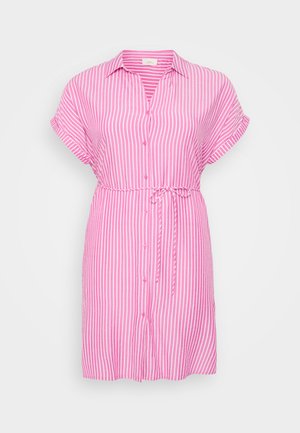 Roze en witte gestreepte shirtjurk met korte mouwen, knopen aan de voorkant en een strikceintuur. Gemaakt van lichte stof, met een relaxte pasvorm.