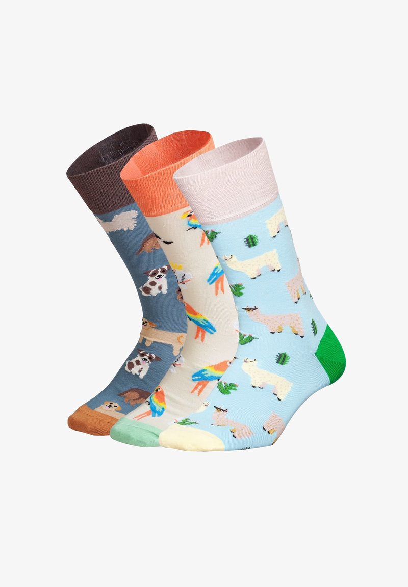 Tre par bomuldsstrømper: mørkebrun, koral og lyserøde manchetter, med farverige dyremønstre på en blå baggrund med grønne accenter.