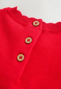 Rode gebreide trui met een textuur ribbelkraag, drie bruine knopen met een middenopening en een cropped, gegolfde halslijn.