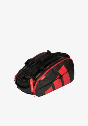 Bolsa deportiva de lona negra y roja con múltiples compartimentos con cremallera y una etiqueta que dice "Equipo Ale Galán" y "Raqueta" en el bolsillo lateral.