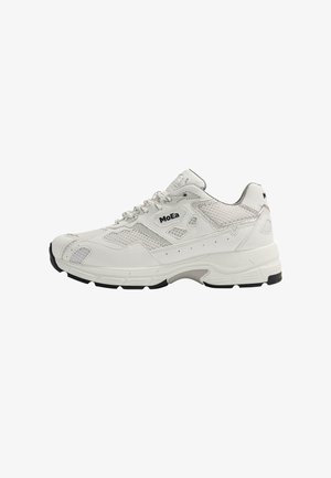Weiße Sportschuhe mit Mesh-Einsätzen, robuster Gummisohle, dezentem Logo-Detail und kontrastierenden schwarzen Akzenten an der Außensohle und den Designlinien.