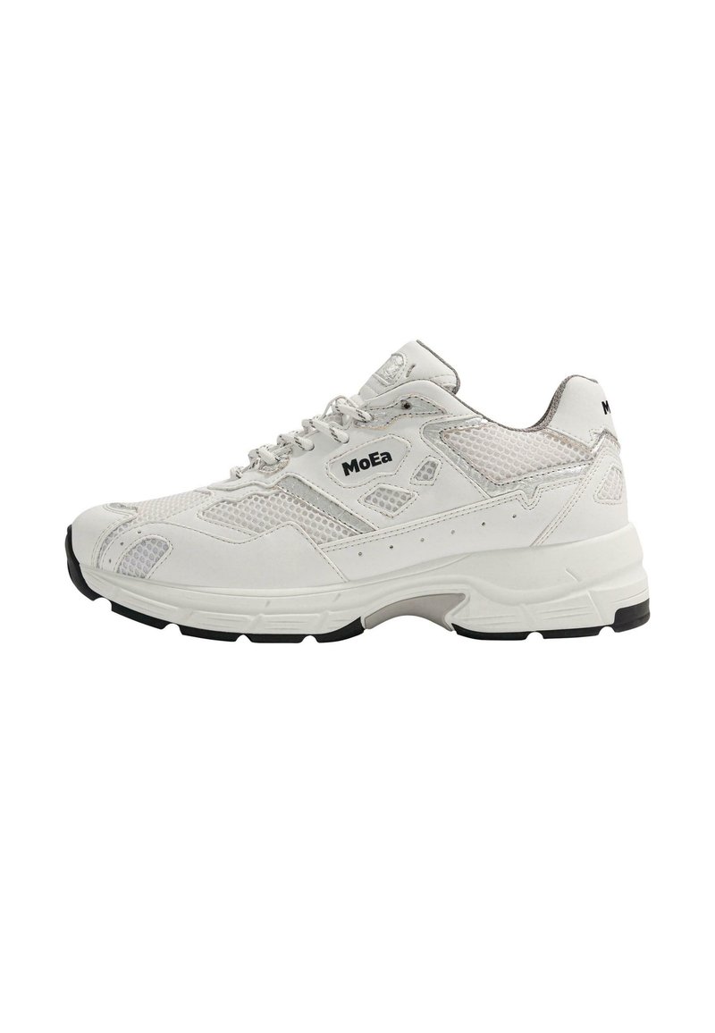 Weiße Sportschuhe mit Mesh-Einsätzen, robuster Gummisohle, dezentem Logo-Detail und kontrastierenden schwarzen Akzenten an der Außensohle und den Designlinien.