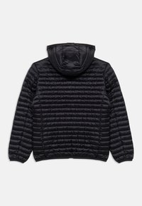 Μαύρο καπιτονέ μπουφάν με κουκούλα, μακριά μανίκια και οριζόντιες ραφές, εμφανιζόμενο από πίσω σε λευκό φόντο.