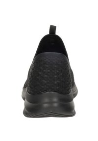 Zwarte sportieve schoen met een geweven bovenkant met textuur, een slanke afgeronde vorm en een rubberen zool. Bevat een trekflap aan de achterkant voor gemakkelijk aan- en uittrekken.