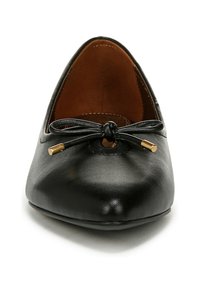 Ballerina nera in pelle con punta arrotondata, piccolo dettaglio a fiocco nella parte anteriore e accenti in metallo dorato. Texture liscia con finitura lucida.