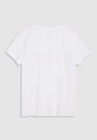 Witte katoenen t-shirt met korte mouwen en een ronde hals. Fijne textuur, eenvoudig ontwerp. Geen zichtbare logo's of patronen op de achterkant.