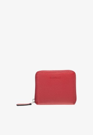 Portefeuille en cuir rouge avec une finition texturée, fermeture éclair et forme rectangulaire. Présente un logo de marque à l'avant.