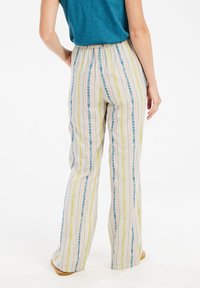 Wijde, lichtgewicht stoffen broek met een pastelgestreept patroon in blauw, geel en roze. Elastische tailleband en casual pasvorm.