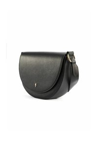 Czarna skórzana torba na ramię z zaokrąglonym klapą w stylu koperty i złotymi akcentami. Teksturowana powierzchnia, regulowany pasek.