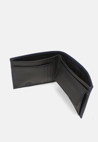 Svart skinnlommebok med en bi-fold design, med flere kortspor og en lomme for sedler, som viser en jevn tekstur.