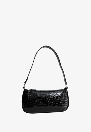 Sac à main en simili cuir noir avec une texture crocodile, de forme courbée, et une seule bandoulière réglable. Il possède une fermeture éclair sur le dessus.
