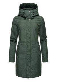 Manteau imperméable vert avec un col haut, capuche à cordon de serrage, deux poches avant et fermetures à pression ; fabriqué en tissu durable avec une texture lisse.