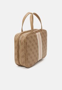 Guess TRAVEL CASE - Mosózsák - latte logo