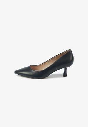 Pompe pour femmes en cuir noir à talon bas avec un bout pointu et une finition lisse sur fond blanc.