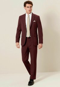 Burgundy jakkesæt med skræddersyet design, enkeltknappet jakke, notch rever og lige bukser. Inkluderer en hvid skjorte og en beige slips.