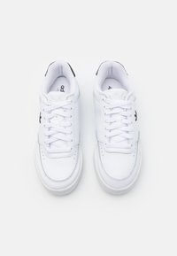 Un par de zapatillas de piel blancas con cordones blancos, logo negro en el lateral y suelas de goma blanca, vistas desde arriba sobre un fondo blanco.